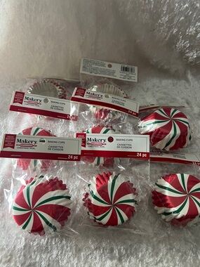 8- 🆕Makery Christmas Peppermint Baking Cups - Red, White & Green (24 pc) 192